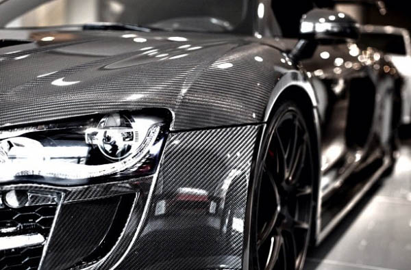 Khung xe nguyên khối bằng sợi carbon của siêu xe McLaren F1 thập niên 1990